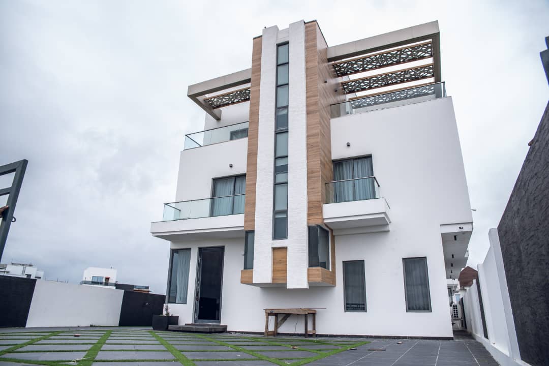 5 Bedrooms Detached House with Pool and Fitted Kitchen in Pinnock Beach Estate Lekki
